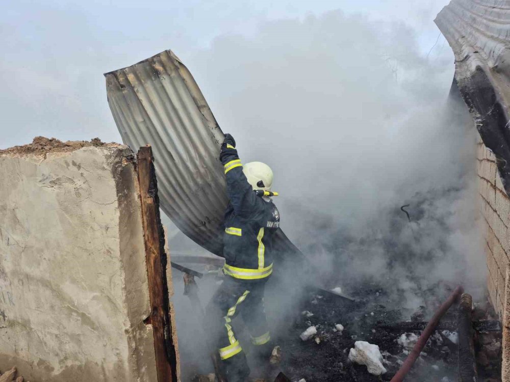 Van Erçiş’te ahır ve odunluk yangını