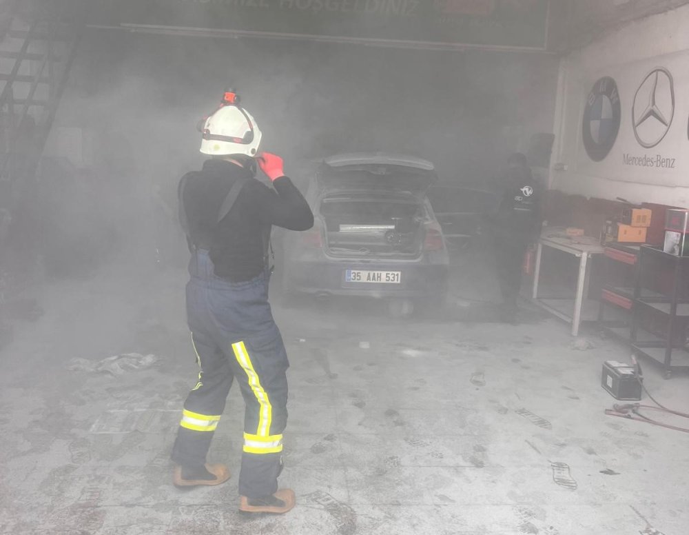 Van oto sanayide otomobil yangını