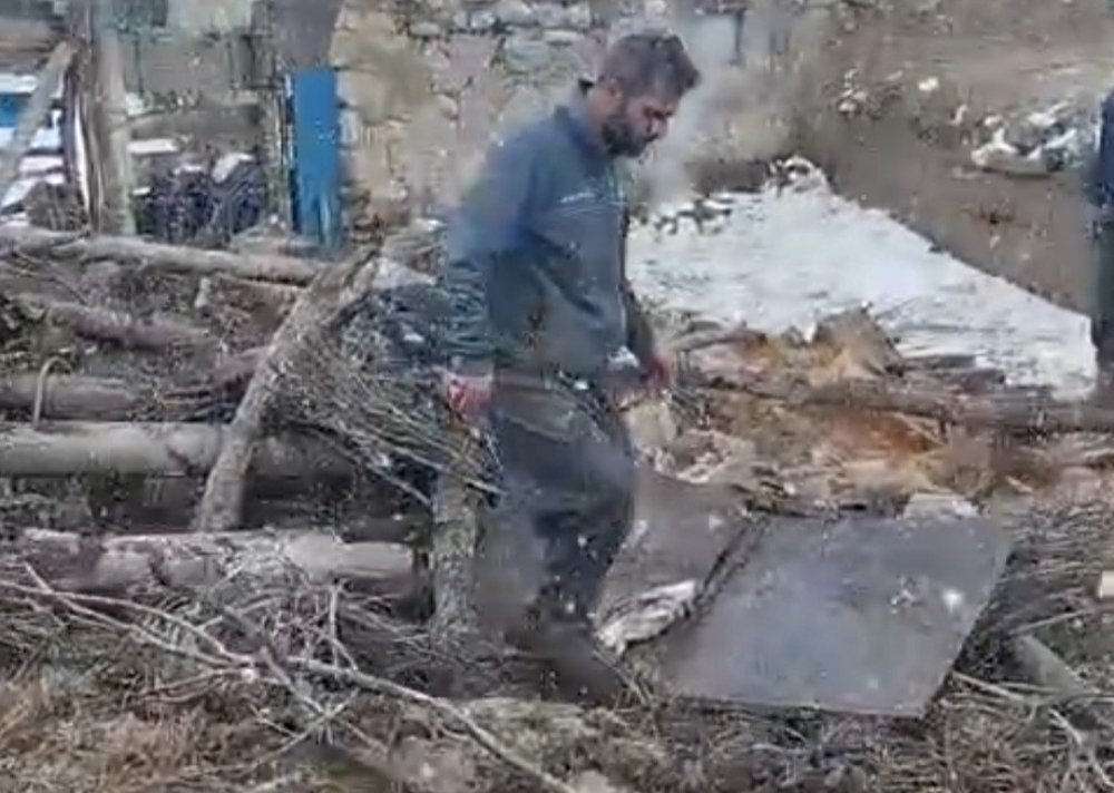 Başkale’de ahır çöktü: 20 küçükbaş hayvan göçük altında kaldı