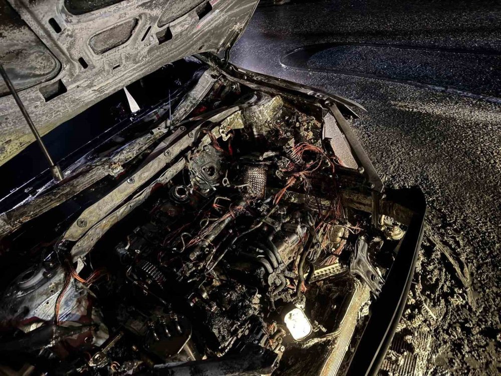 Van’da seyir halindeki otomobil yandı