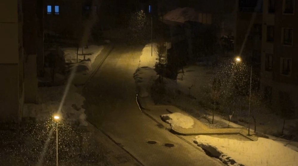 Yüksekova’da kar yağışı gece saatlerine kadar sürdü
