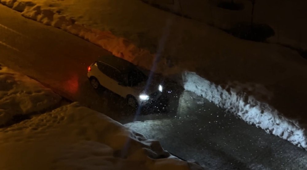 Yüksekova’da kar yağışı gece saatlerine kadar sürdü