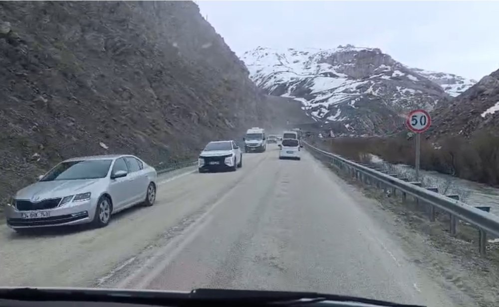 Yüksekova-Van yolunda heyelan ulaşımı aksattı