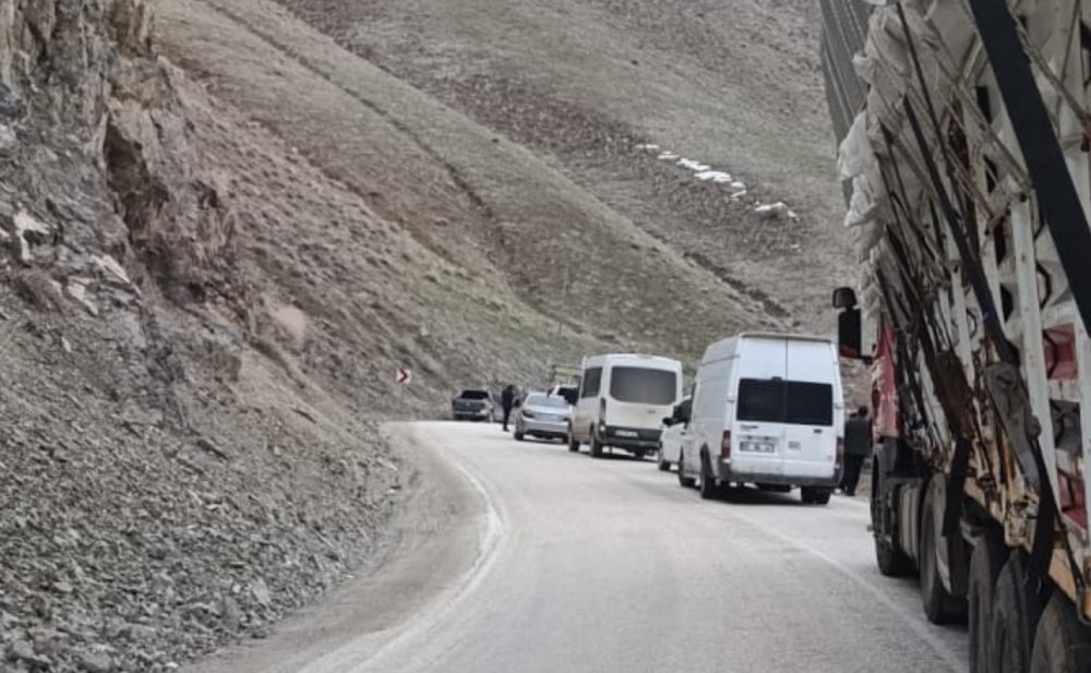 Yüksekova-Van yolunda heyelan ulaşımı aksattı