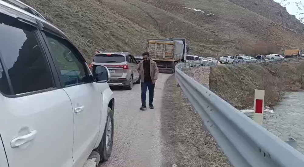 Yüksekova-Van yolunda heyelan ulaşımı aksattı