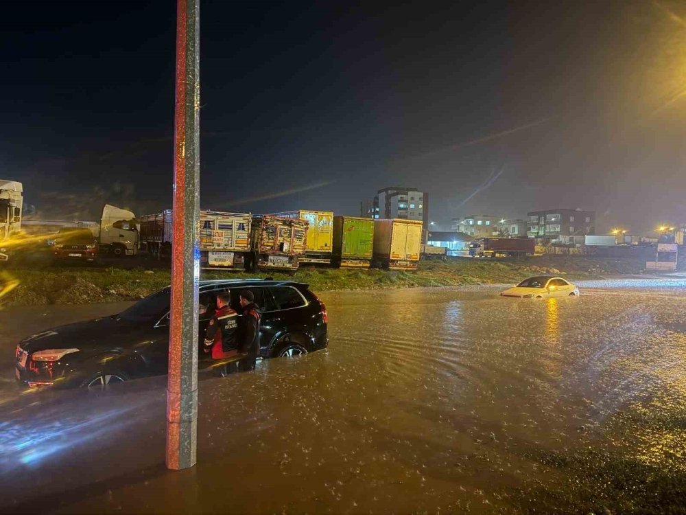 Araçlarda mahsur kalan 3 kişiyi itfaiye ekipleri kurtardı