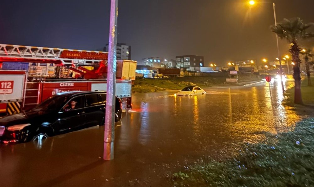 Araçlarda mahsur kalan 3 kişiyi itfaiye ekipleri kurtardı