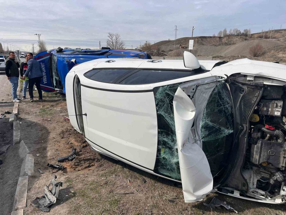 Van’da zincirleme kaza: 4’ü asker 6 yaralı