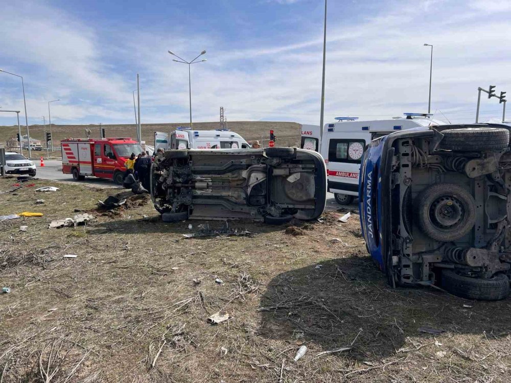 Van’da zincirleme kaza: 4’ü asker 6 yaralı