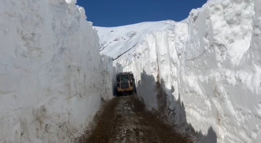 Yüksekova’da nisan ayında 6 metrelik kar tünelleri