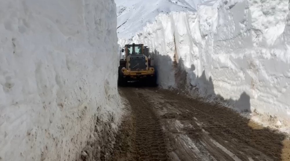 Yüksekova’da nisan ayında 6 metrelik kar tünelleri
