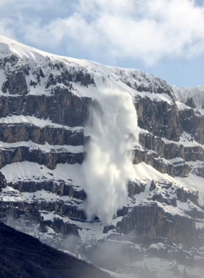 Uludere'de kar şelalesi mest etti
