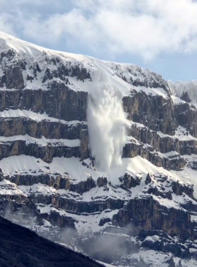 Uludere'de kar şelalesi mest etti