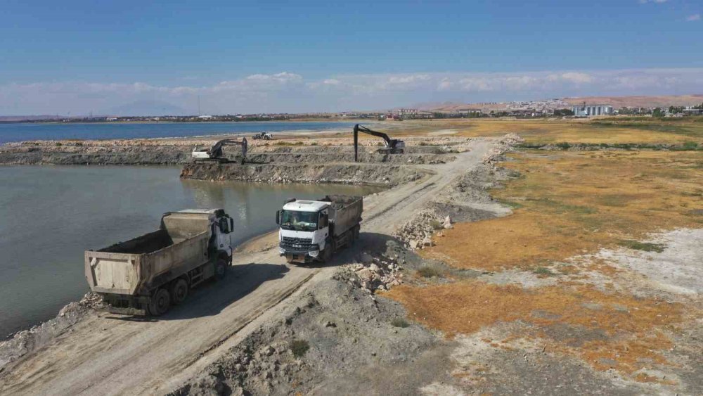 Van Gölü’nden 2 milyon 86 bin metreküp dip çamuru çıkarıldı