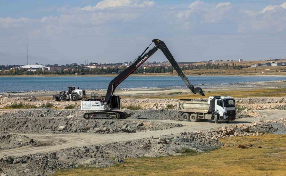 Van Gölü’nden 2 milyon 86 bin metreküp dip çamuru çıkarıldı