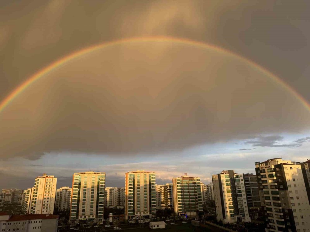 Yağmur sonrası oluşan gökkuşağı hayran bıraktı