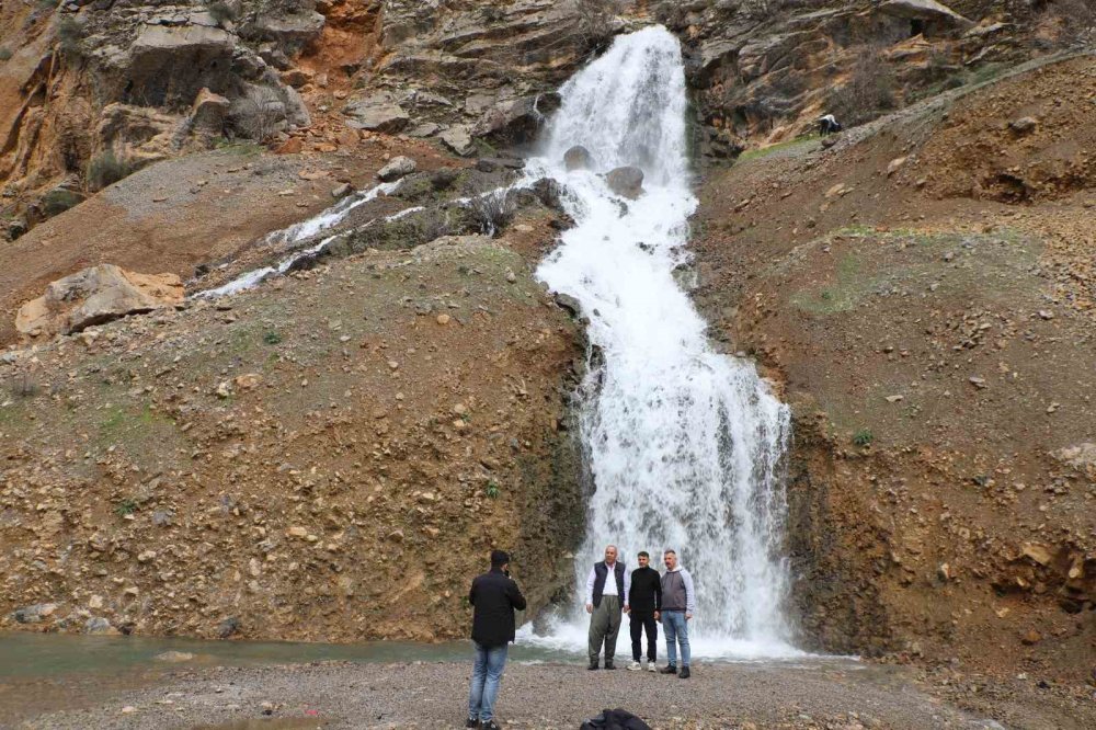 Çukurca'daki Beyaz Su Şelalesi ilgi odağı oldu