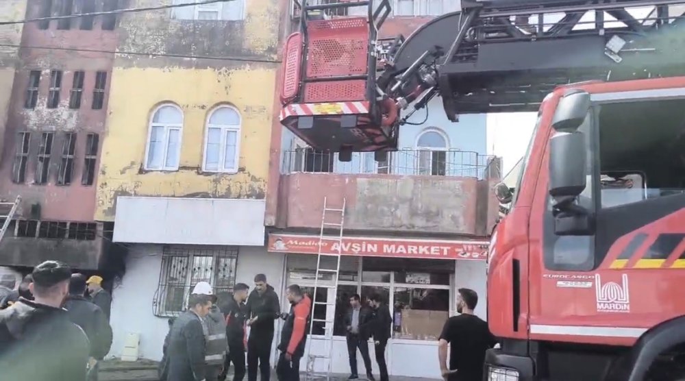 Kızıltepe'de müstakil evde çıkan yangında 4 kişi dumandan etkilendi