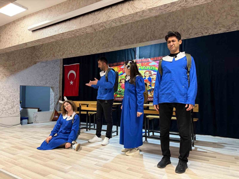 Minik kalplere tiyatro dokunuşu: "Seni Yaramaz Virüs" oyunu büyük ilgi gördü
