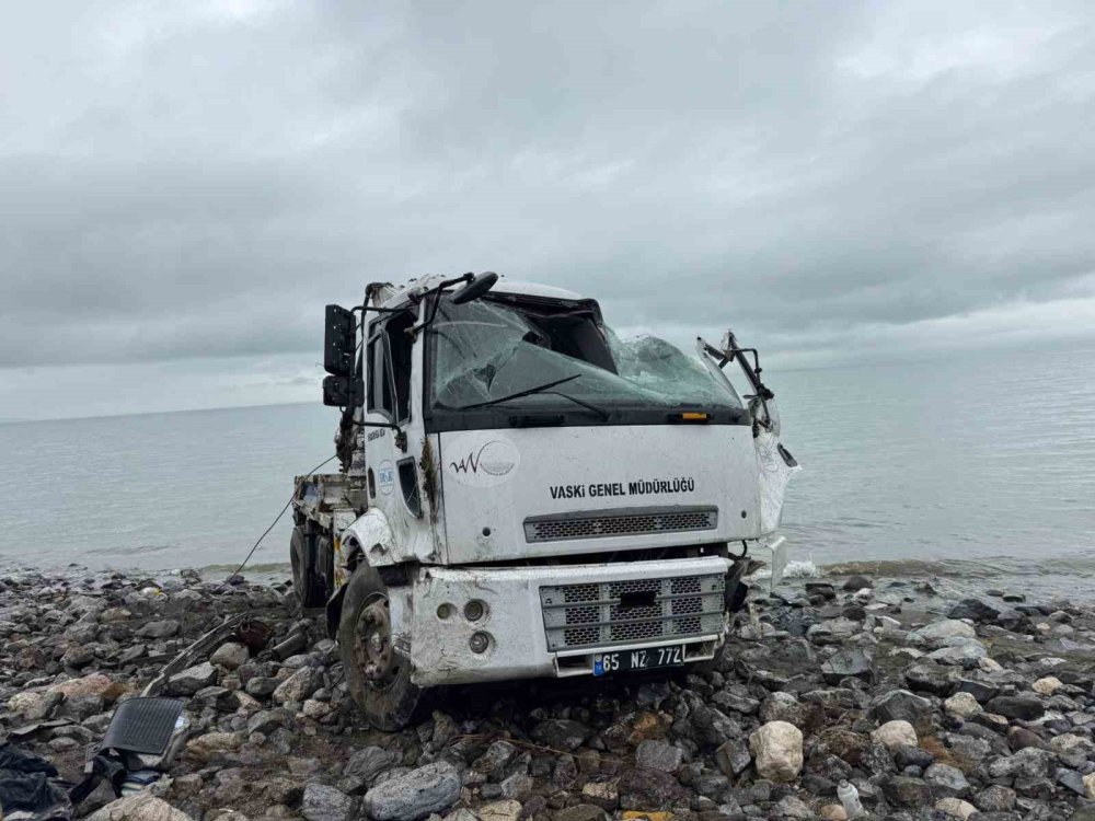 Van'da VASKİ’ye ait vinç kaza yaptı: 1 yaralı