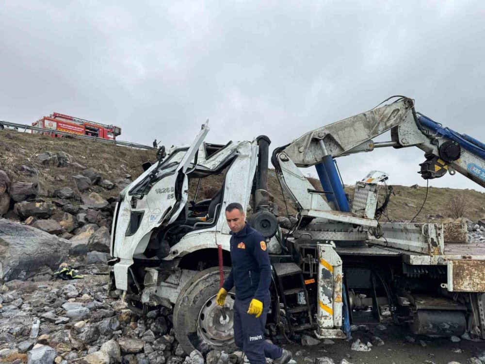 Van'da VASKİ’ye ait vinç kaza yaptı: 1 yaralı
