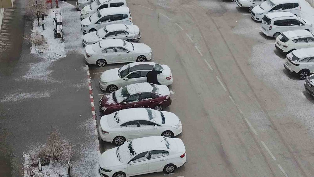 Erciş’te nisan ayında kar yağışı etkili oldu