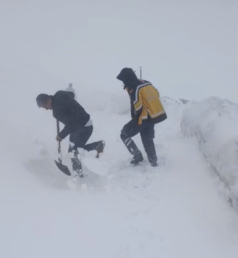 İlkbaharda kar şaşkınlığı, Uzungeçit yolu ulaşıma kapandı