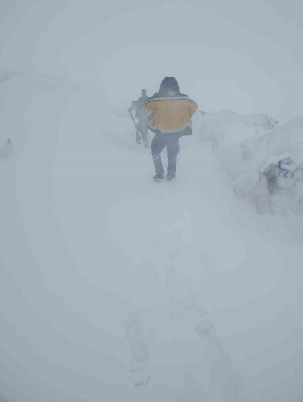 İlkbaharda kar şaşkınlığı, Uzungeçit yolu ulaşıma kapandı