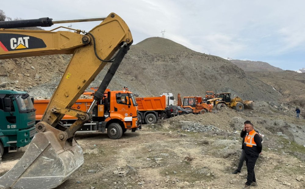 Van-Hakkari yolunda heyelan riski sürüyor