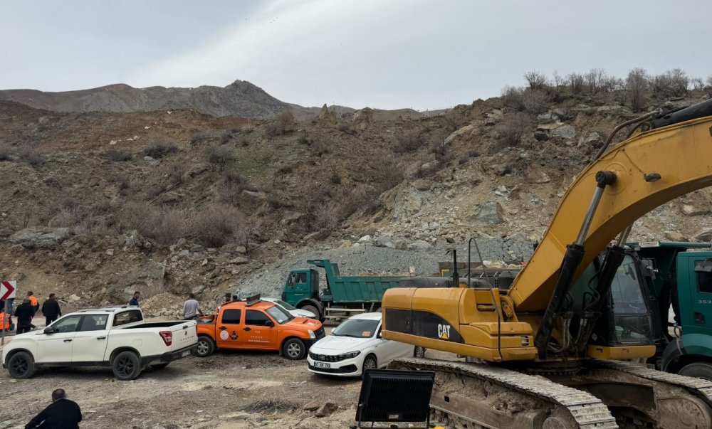 Van-Hakkari yolunda heyelan riski sürüyor