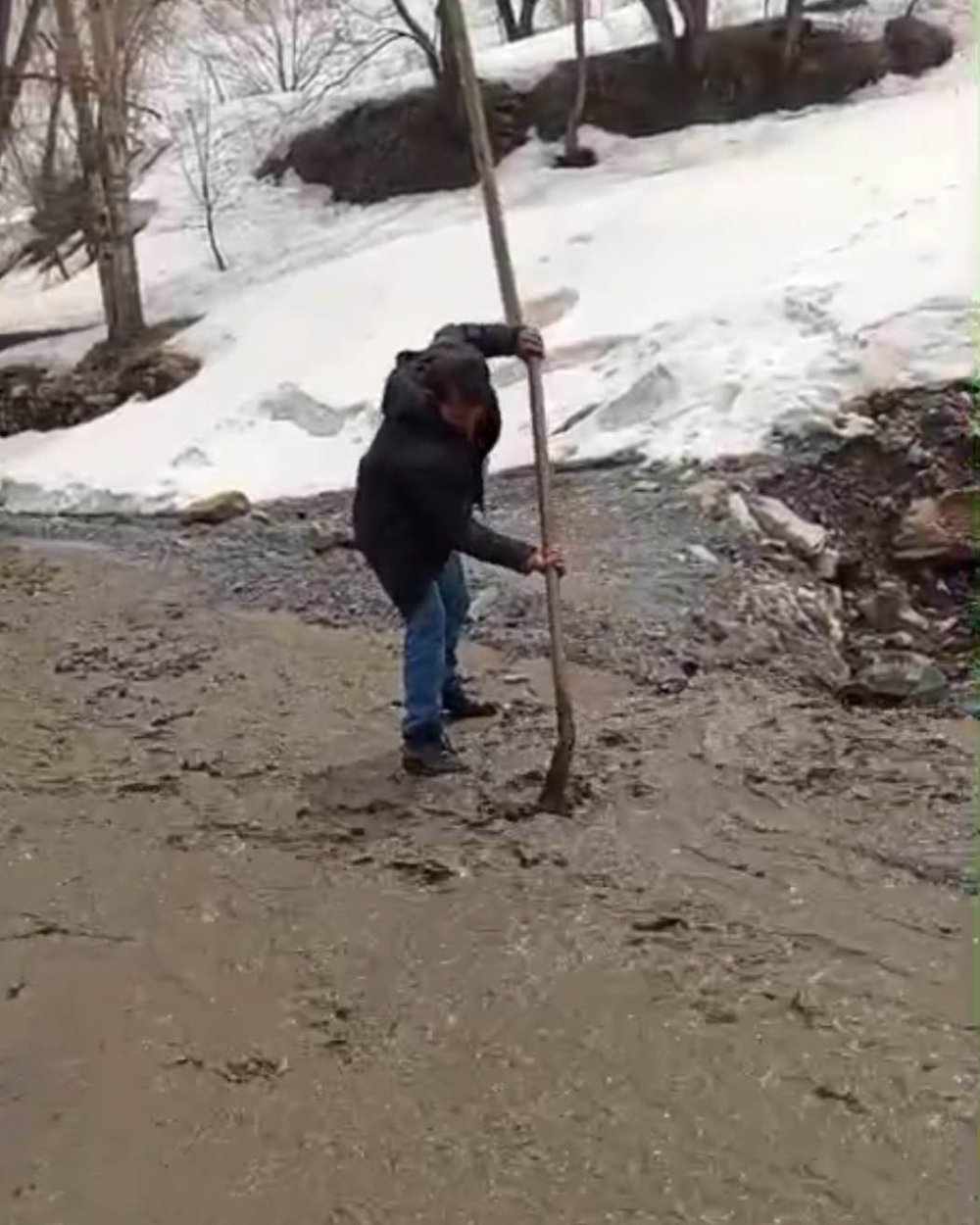 Bahçesaray’da dağlarda kar, mahallede su baskını