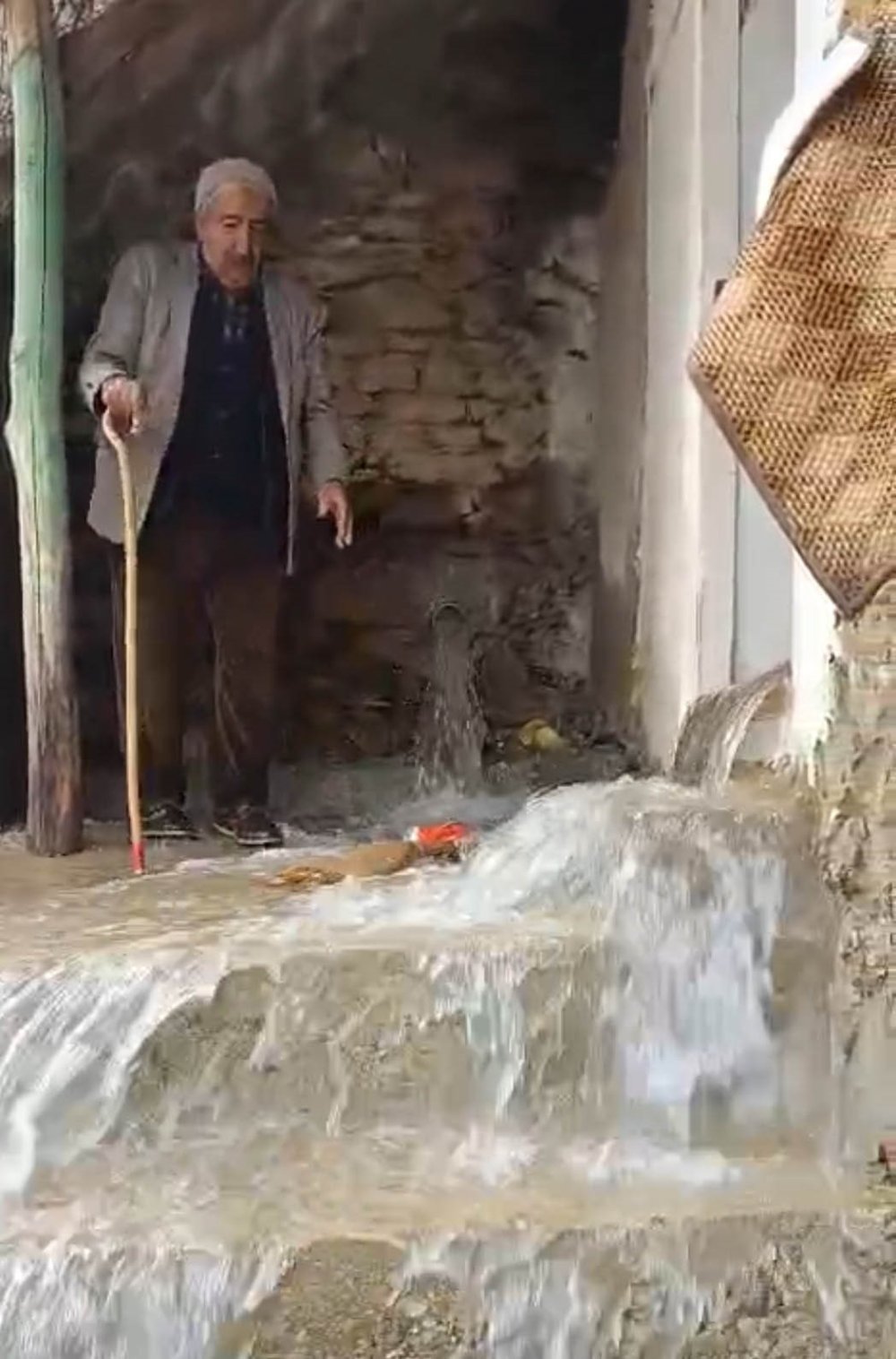 Bahçesaray’da dağlarda kar, mahallede su baskını