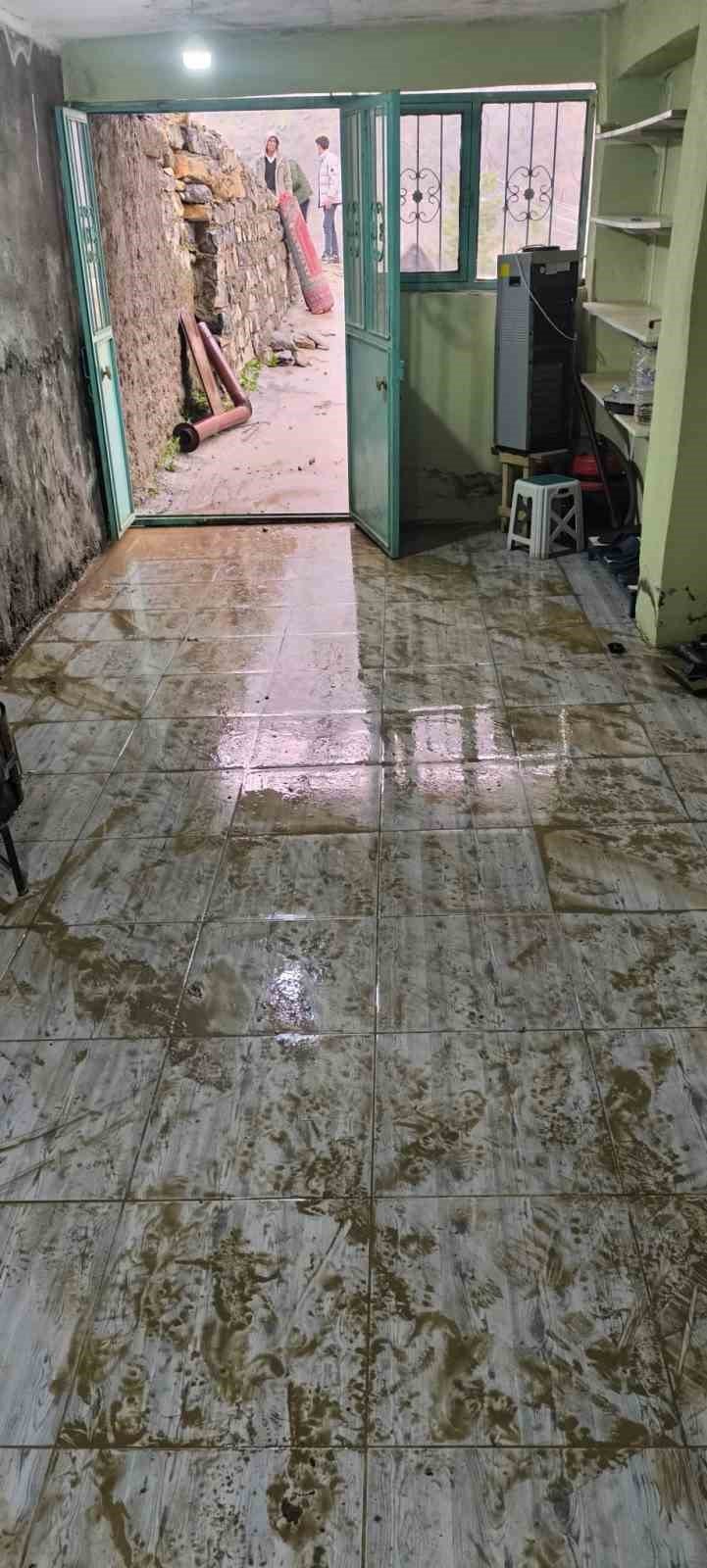 Şırnak’ta cami sular altında kaldı