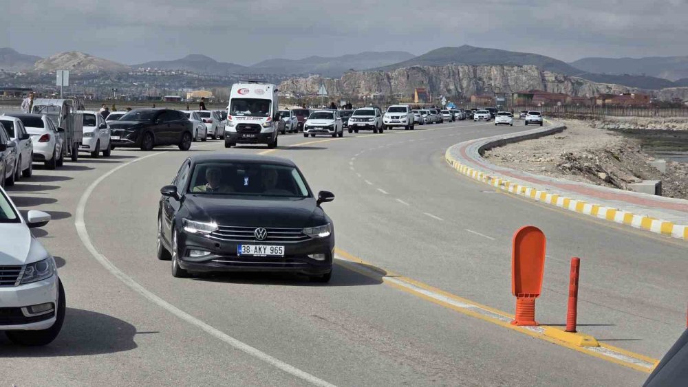 Van’da sıcak havayı fırsat bilen vatandaşlar Edremit sahiline akın etti