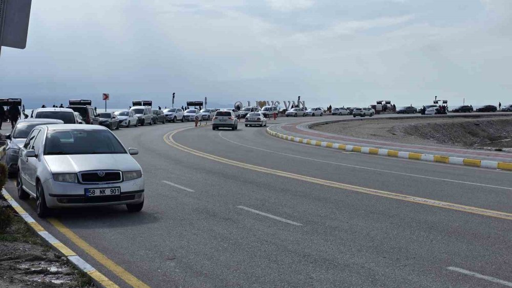 Van’da sıcak havayı fırsat bilen vatandaşlar Edremit sahiline akın etti