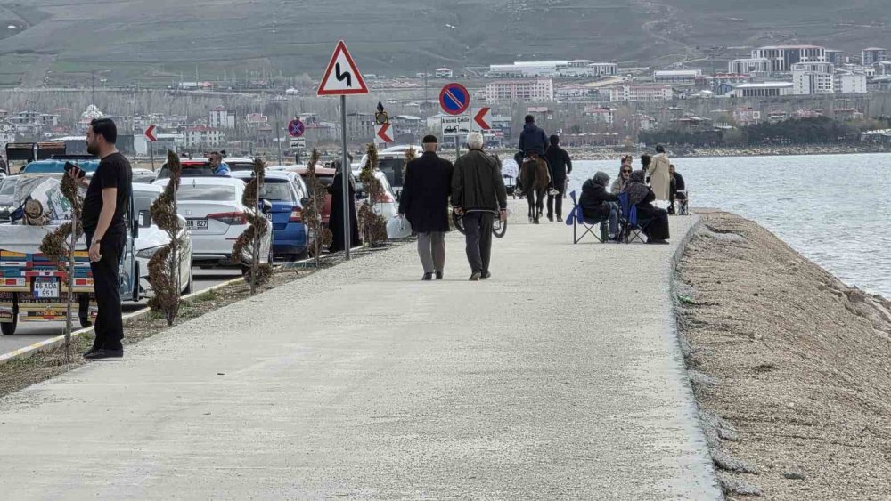Van’da sıcak havayı fırsat bilen vatandaşlar Edremit sahiline akın etti