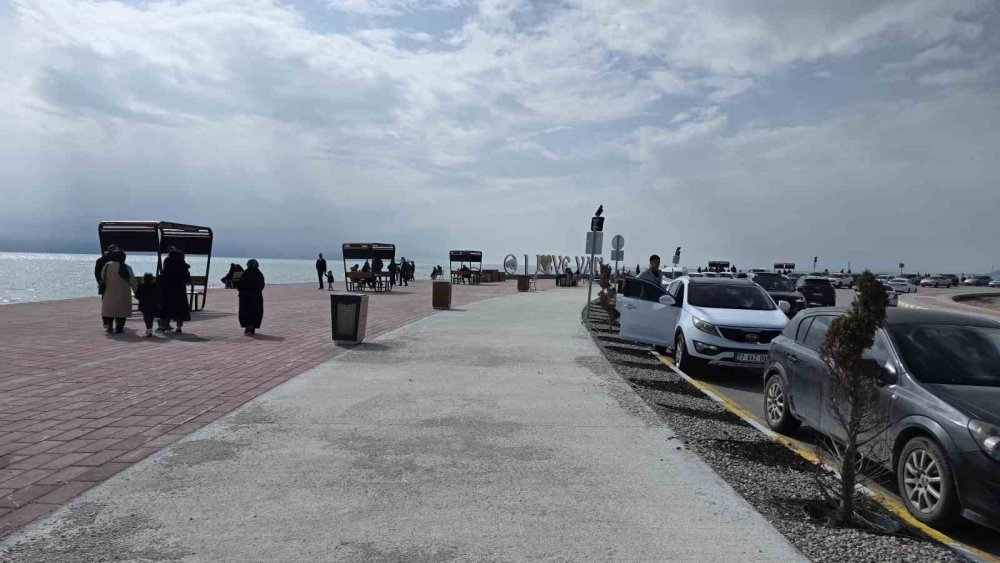 Van’da sıcak havayı fırsat bilen vatandaşlar Edremit sahiline akın etti