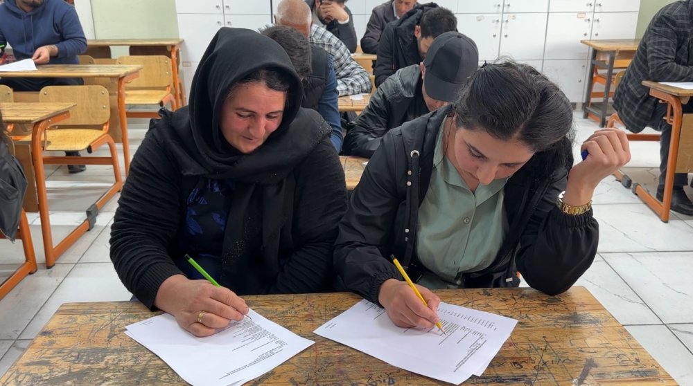 Yüksekovalı çiftçiler bu kez sıralarda ter döktü