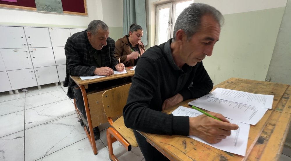 Yüksekovalı çiftçiler bu kez sıralarda ter döktü