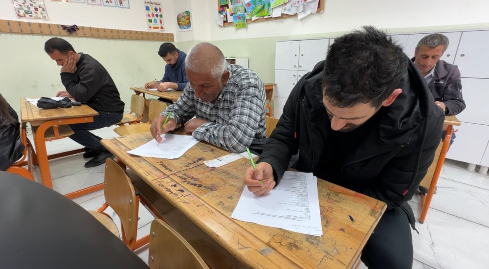 Yüksekovalı çiftçiler bu kez sıralarda ter döktü