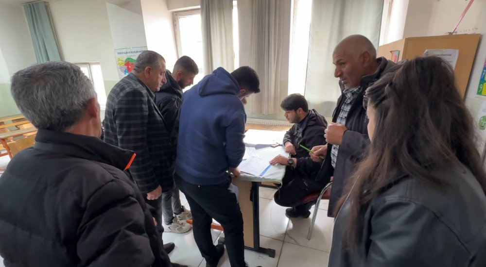 Yüksekovalı çiftçiler bu kez sıralarda ter döktü