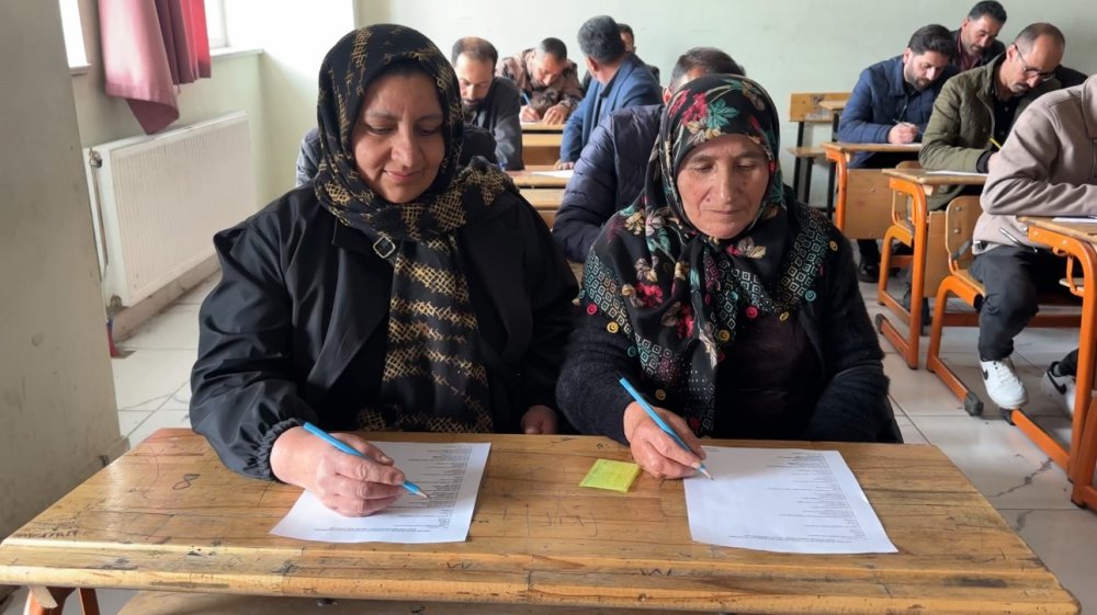 Yüksekovalı çiftçiler bu kez sıralarda ter döktü