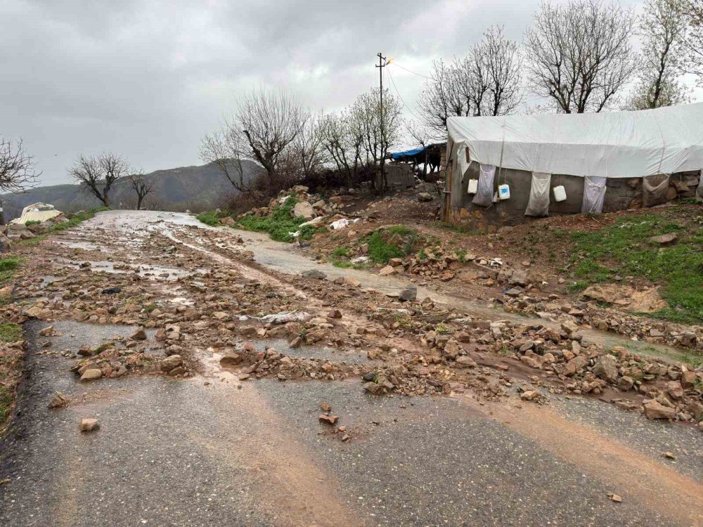 Köy yolu kapandı, öğretmenler mahsur kaldı