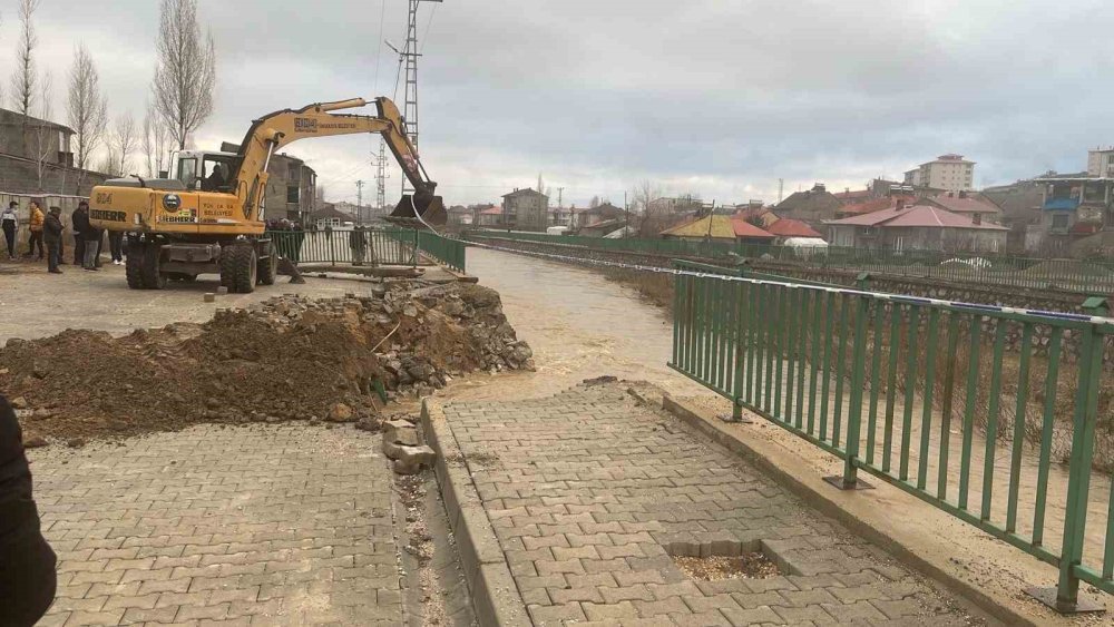 Yüksekova’da istinat duvarı çöktü