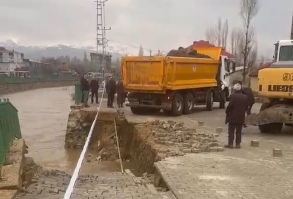 Yüksekova’da istinat duvarı çöktü