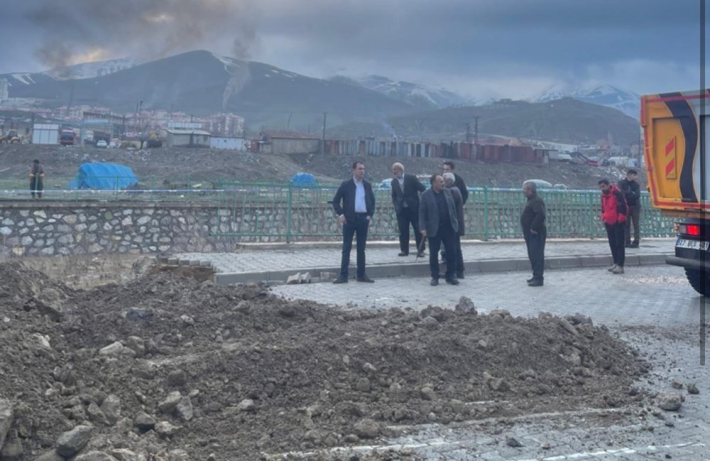 Yüksekova’da istinat duvarı çöktü