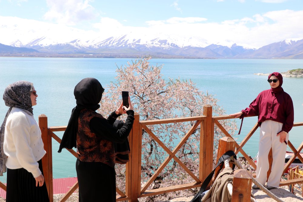 Badem ağaçlarının çiçekleriyle güzelleşen Akdamar Adası'nda ziyaretçi yoğunluğu