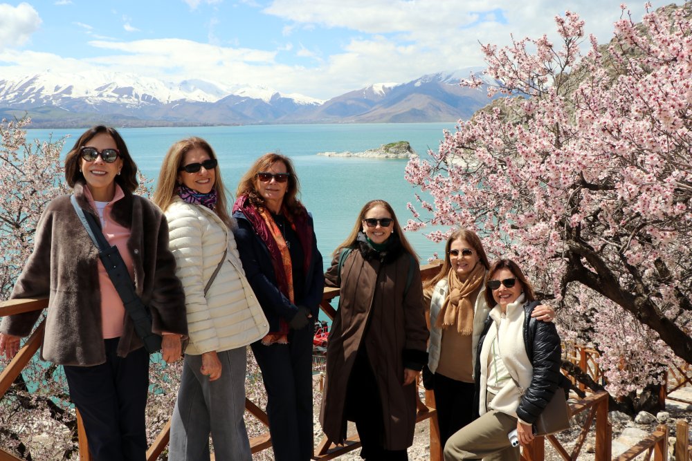 Badem ağaçlarının çiçekleriyle güzelleşen Akdamar Adası'nda ziyaretçi yoğunluğu