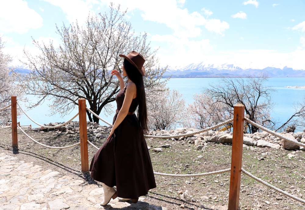 Badem ağaçlarının çiçekleriyle güzelleşen Akdamar Adası'nda ziyaretçi yoğunluğu