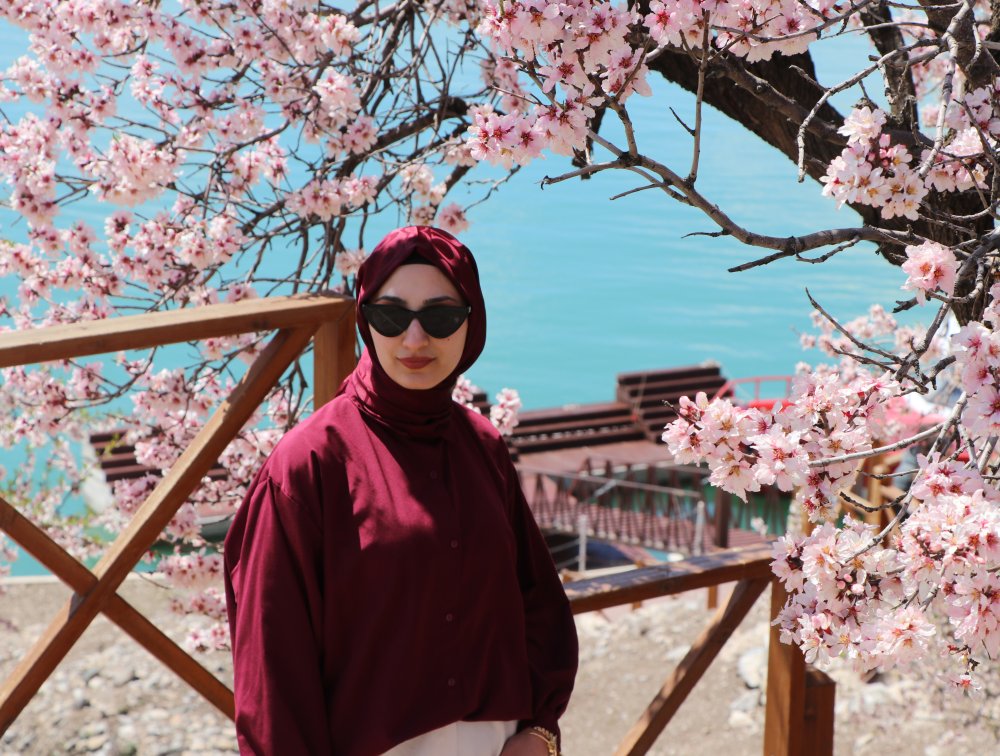 Badem ağaçlarının çiçekleriyle güzelleşen Akdamar Adası'nda ziyaretçi yoğunluğu